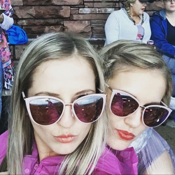 Meet your Posher! - Picture 4 of 6